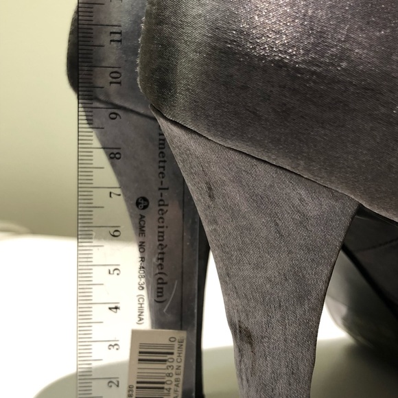 Metallic, gray satin heels 👠 - Picture 7 of 9